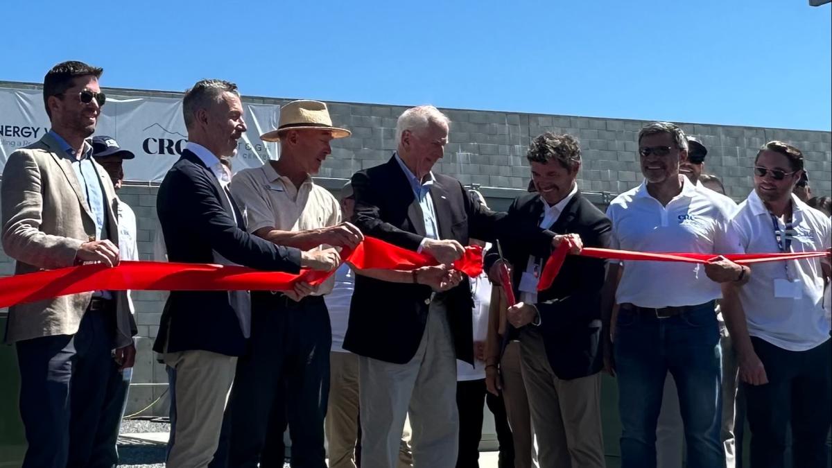 Rep. THompson cuts the ribbon at the Calistoga Resiliency Center